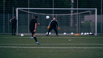 球王戴帽！热记调侃：雄鹿现在想要把梅西包含在字母哥的交易之中（配图示意）